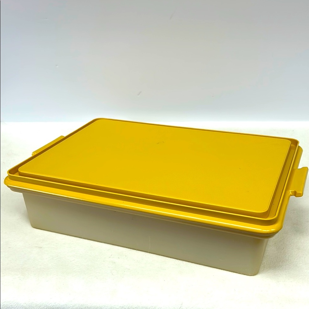 Vintage 15 x11 x3.5  harvest gold lid TUPPERWARE  sheet cake carrier